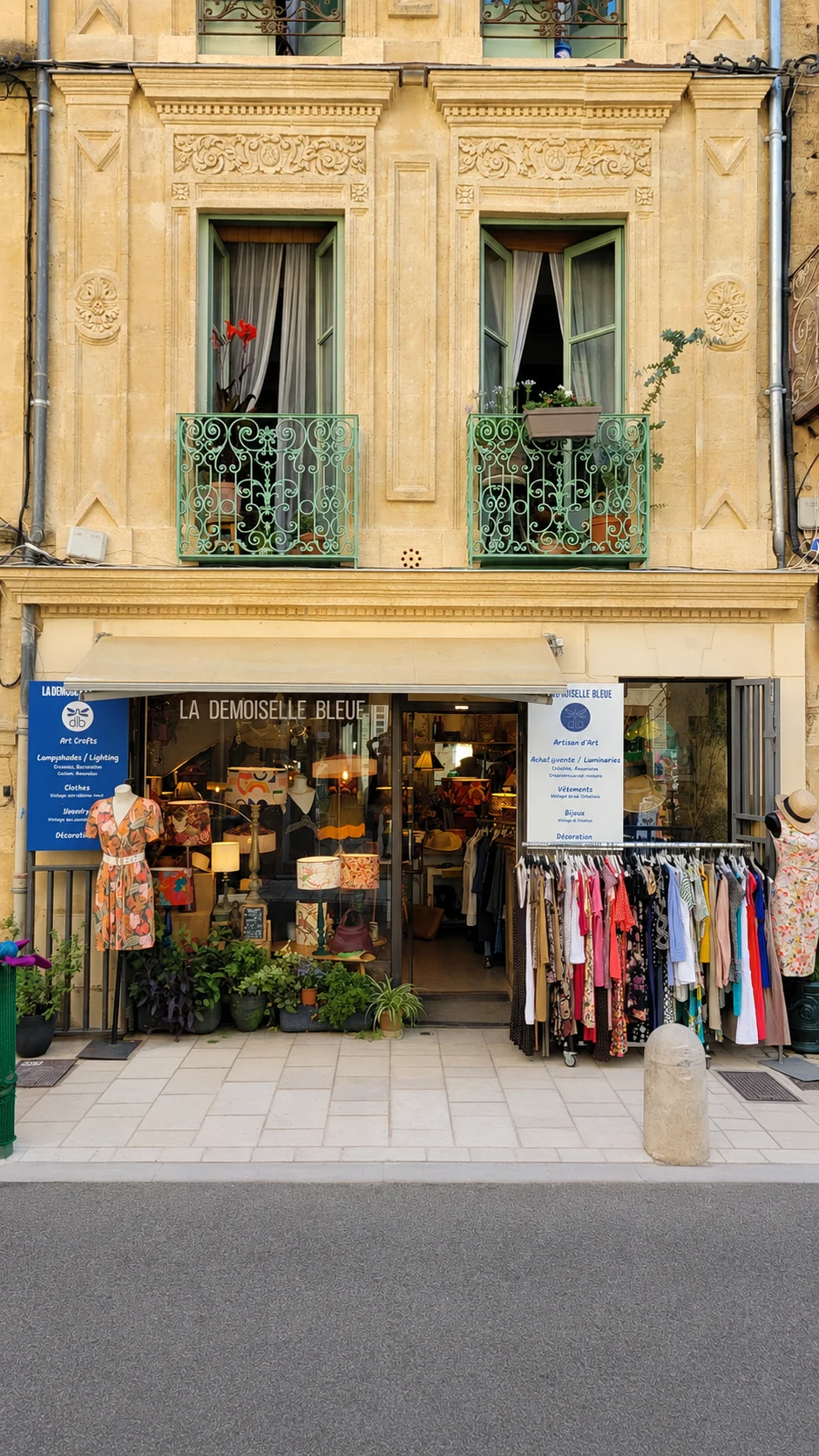 La devanture de La Demoiselle Bleue, 4 Avenue Général Vincent à Uzès